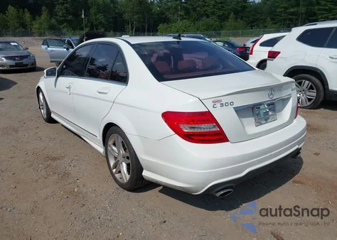 2013 Mercedes-Benz C 300 Luxury 4Matic/Sport 4Matic z USA, uszkodzony, nr VIN WDDGF8AB9DR288037
